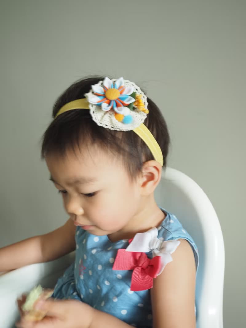 淺黃八瓣花拼小毛毛球嬰兒/小童彈性髮帶 適合百日宴彌月拍攝