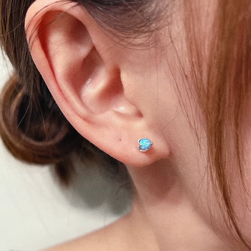 ll 藍彩星河 ll 4mm日本合成火彩歐泊925銀耳針 - 一對 附銀耳扣