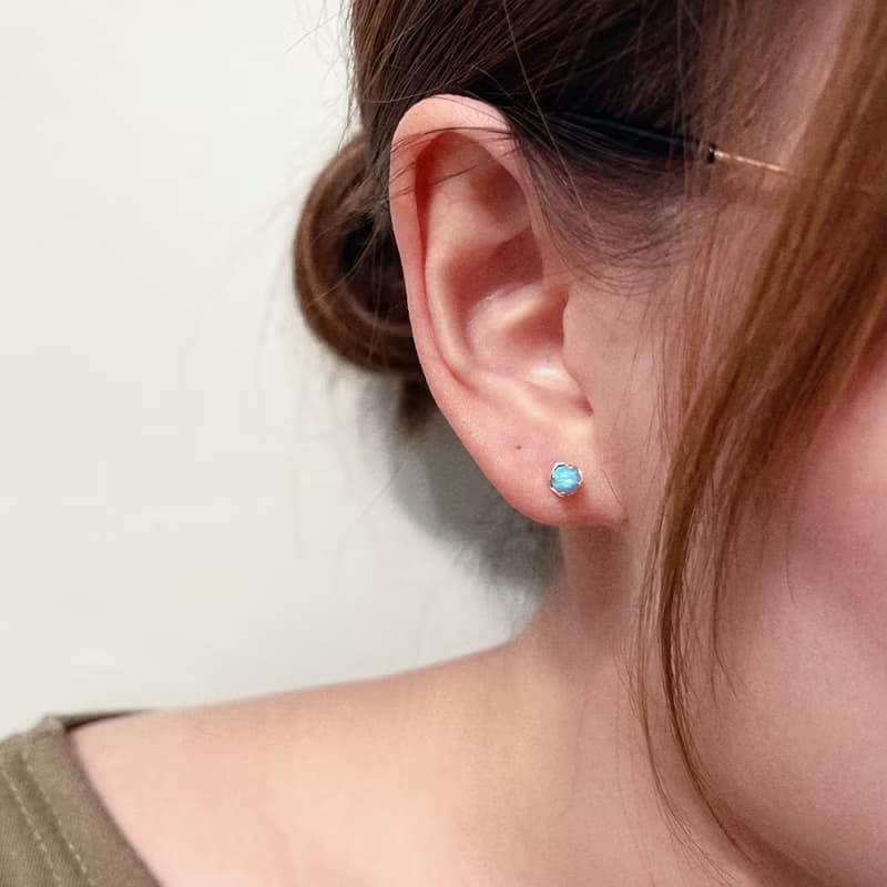 ll 藍彩星河 ll 4mm日本合成火彩歐泊925銀耳針 - 一對 附銀耳扣