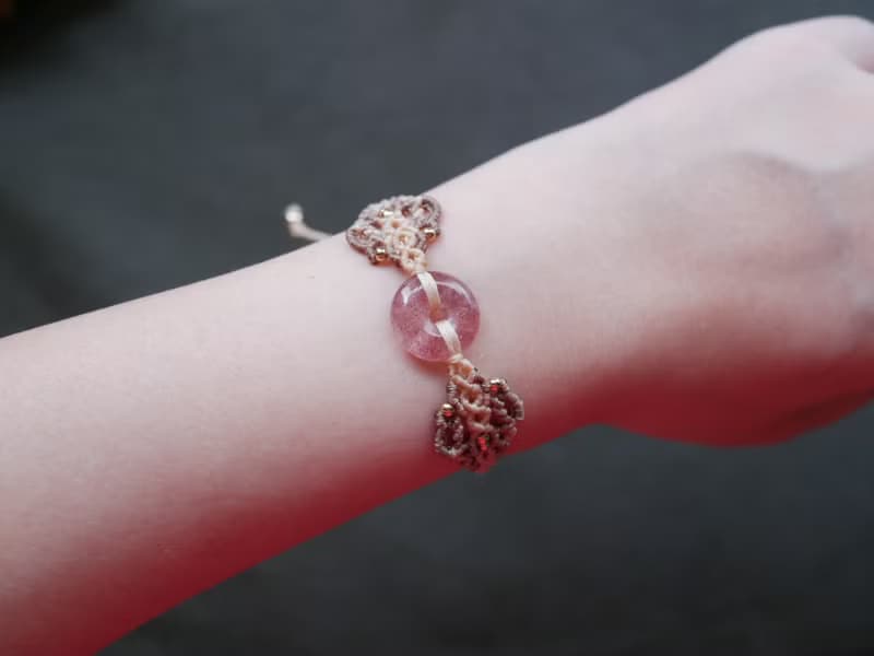 SS24~草莓晶 平安扣 l 蠟線 l 手工編織 l 手環