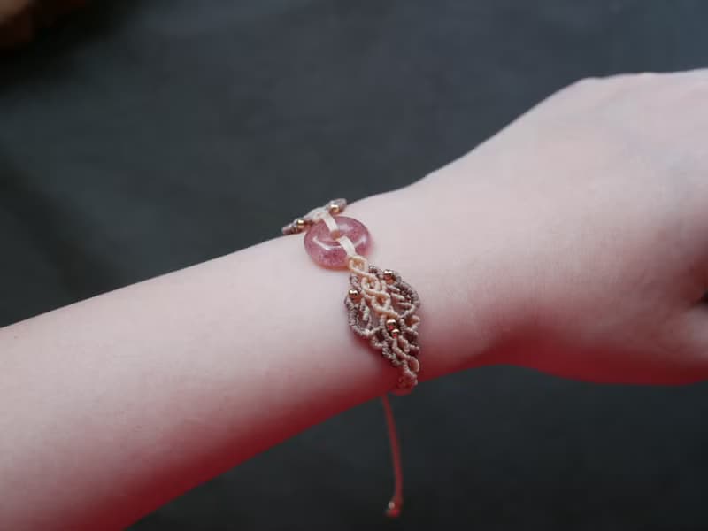SS24~草莓晶 平安扣 l 蠟線 l 手工編織 l 手環