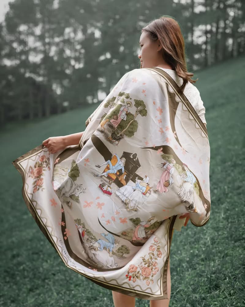 The Milkmaid Outer Scarf en Rose Classic 110x110cm