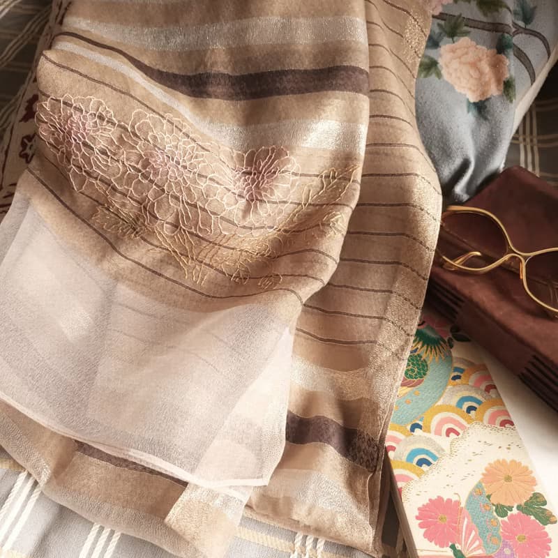 免費手綉字母 手工刺繡百搭真絲羊毛長圍巾 - 綻放的菊