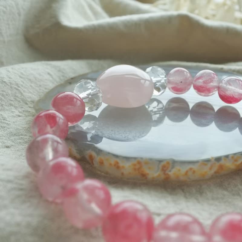 心之漫雨 :: 薔薇輝櫻花雨、白水晶、粉晶愛心手鍊