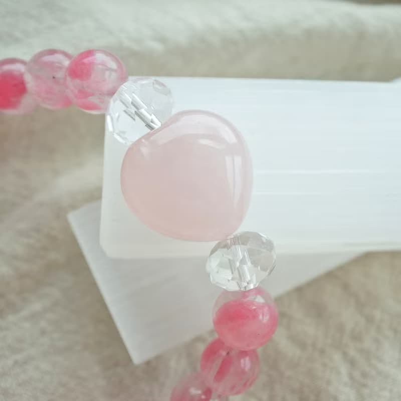 心之漫雨 :: 薔薇輝櫻花雨、白水晶、粉晶愛心手鍊