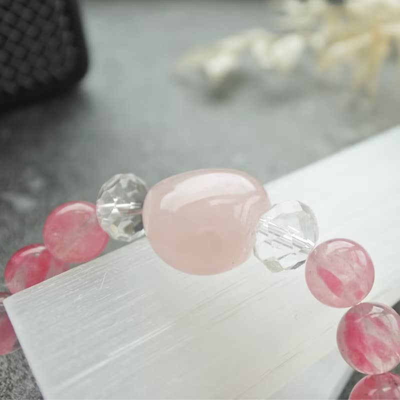 心之漫雨 :: 薔薇輝櫻花雨、白水晶、粉晶愛心手鍊