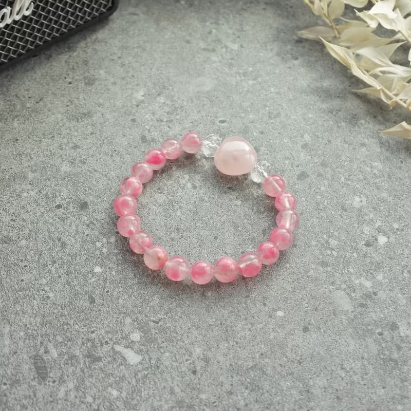 心之漫雨 :: 薔薇輝櫻花雨、白水晶、粉晶愛心手鍊