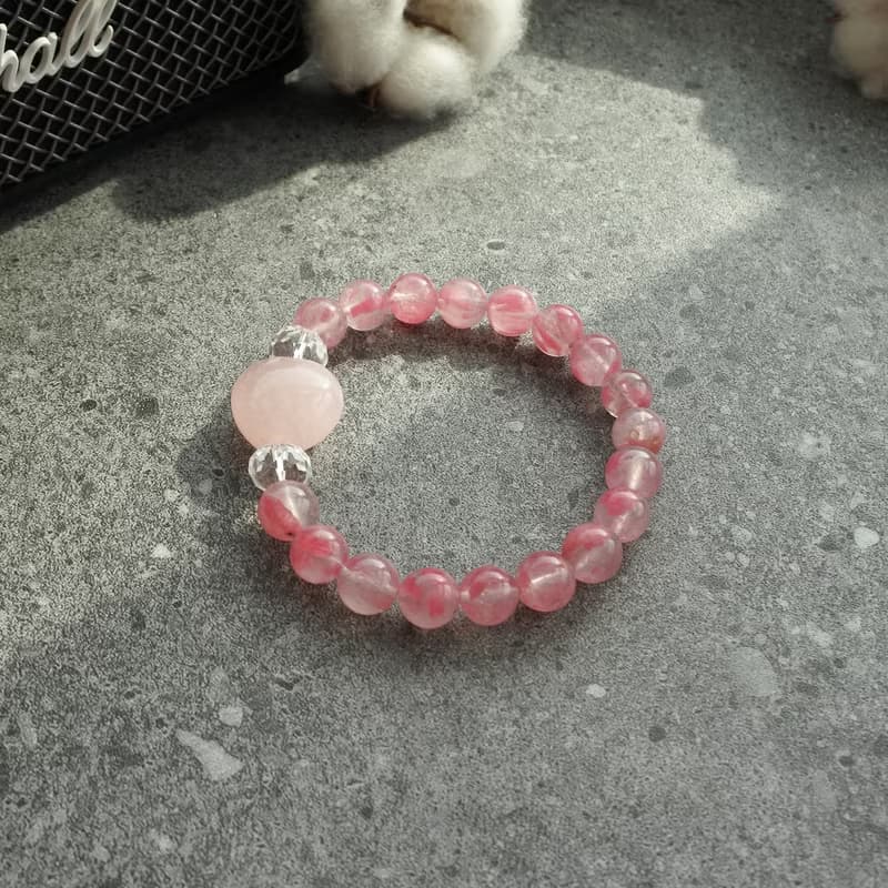 心之漫雨 :: 薔薇輝櫻花雨、白水晶、粉晶愛心手鍊