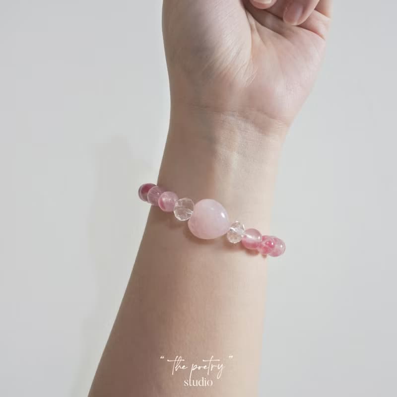 心之漫雨 :: 薔薇輝櫻花雨、白水晶、粉晶愛心手鍊