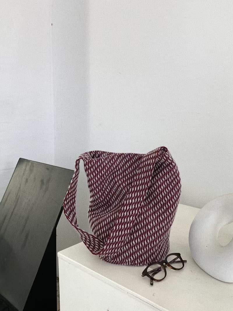 復古千層酥斜紋羊毛 大容量腋下水桶包