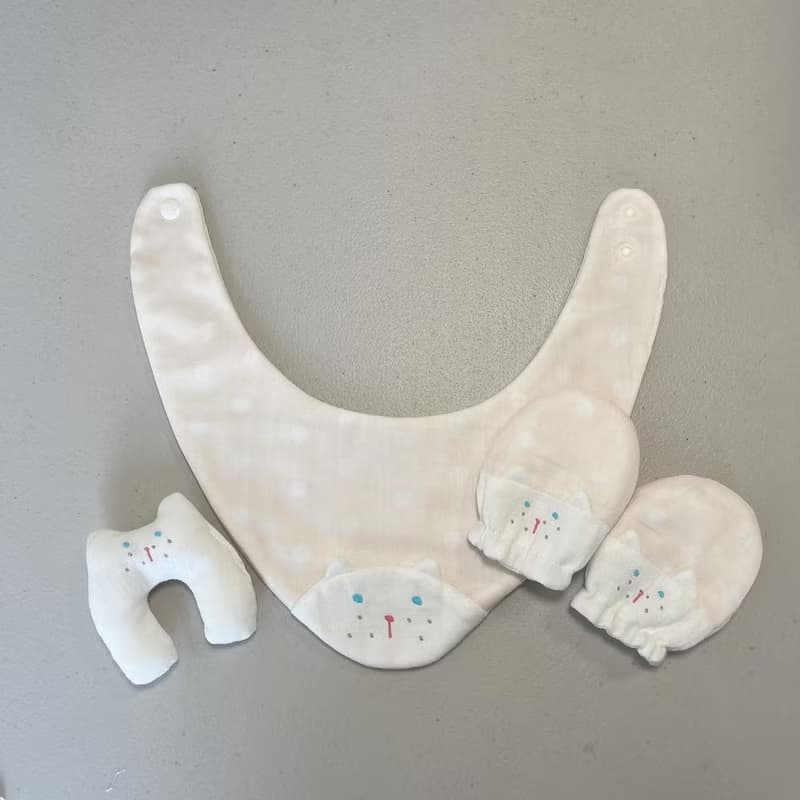 點點貓。三色。圍兜兜。手套。手遙鈴。彌月禮盒。貓