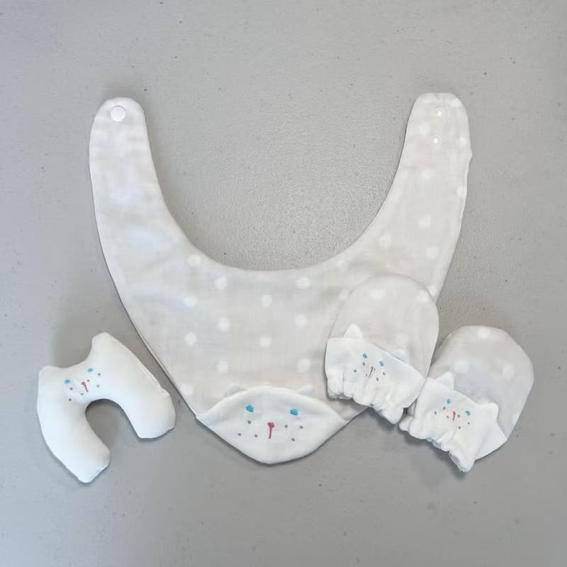 點點貓。三色。圍兜兜。手套。手遙鈴。彌月禮盒。貓