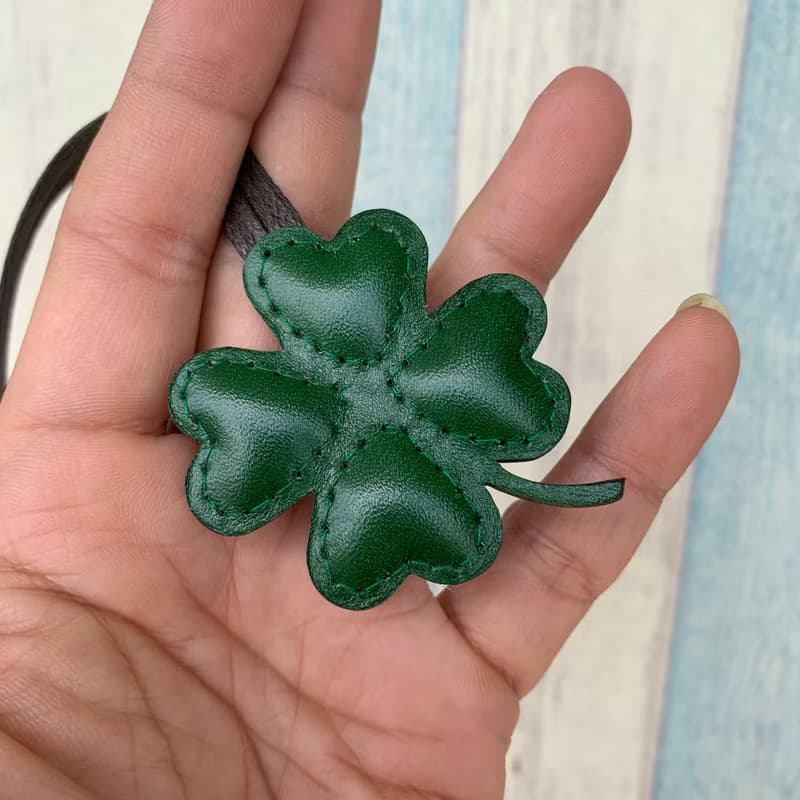 療癒小物 深綠色 可愛 迷你四葉草 純手工縫製 皮革 吊飾 小尺寸