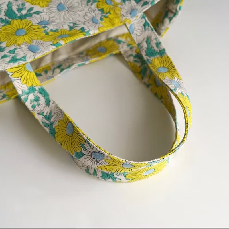 たっぷり入るカラフルな花柄バッグ、Margaretトートバッグ　yellow