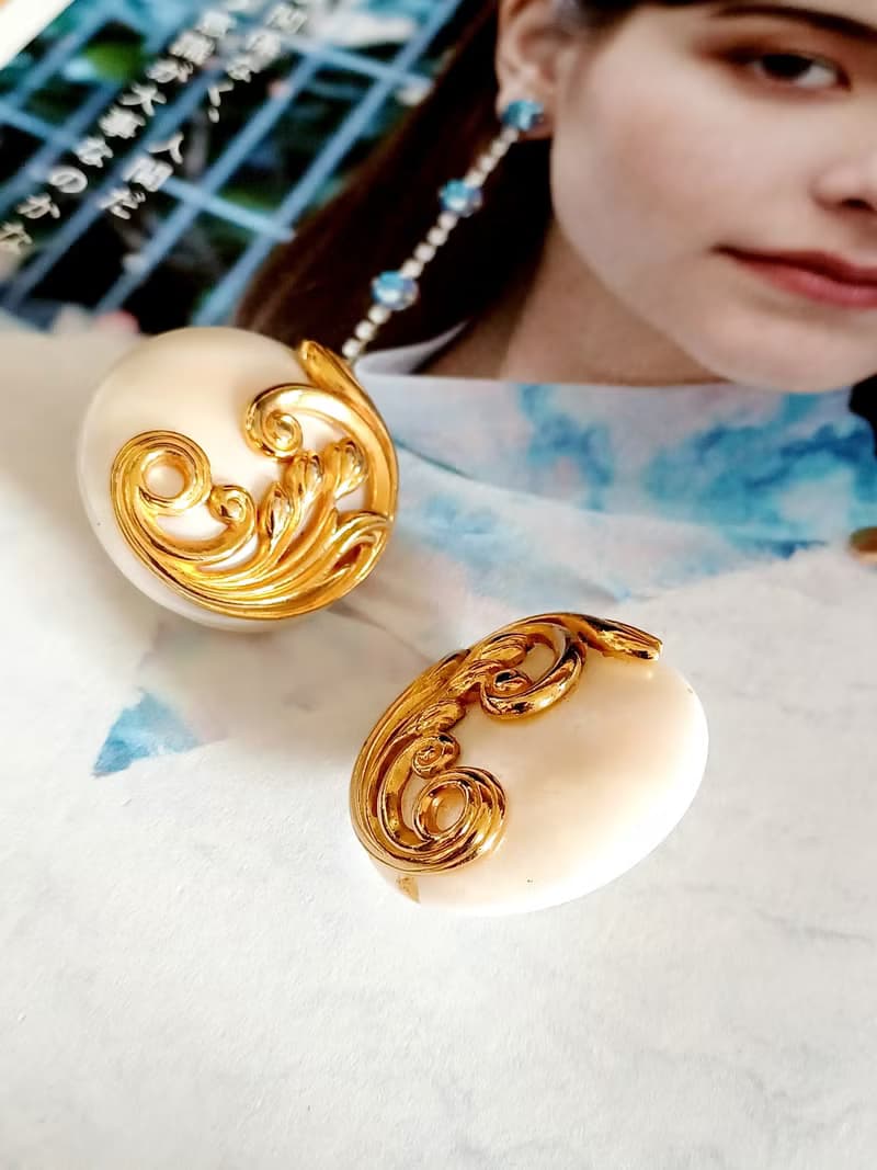 vintage jewelry  金色立體雲海花卉 夾式耳環