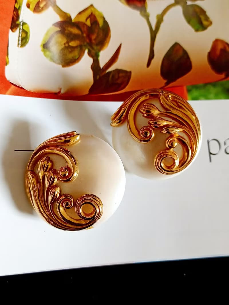 vintage jewelry  金色立體雲海花卉 夾式耳環