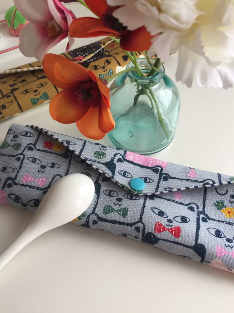 文青風環保筷袋  喵喵羅曼史 藍  手作餐具袋.交換禮物.