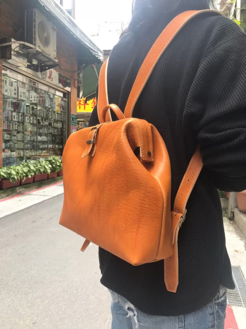醫生後背包/醫生包  Color: 焦糖色 植鞣牛革製