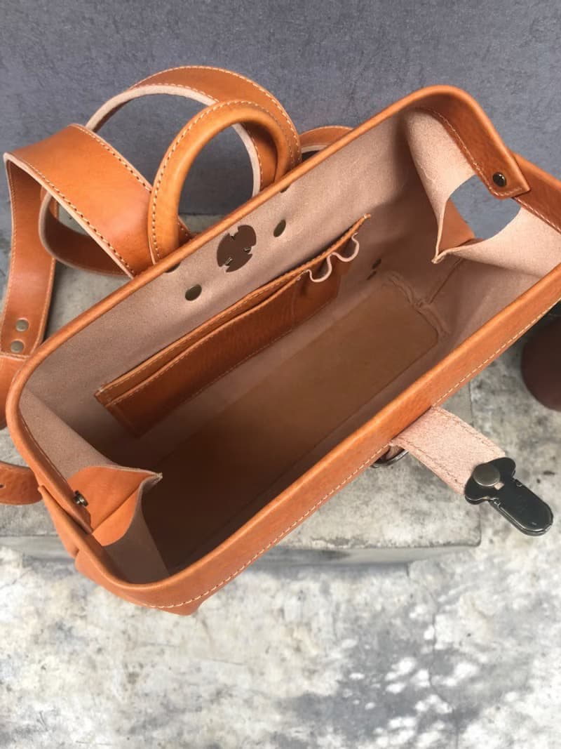醫生後背包/醫生包  Color: 焦糖色 植鞣牛革製