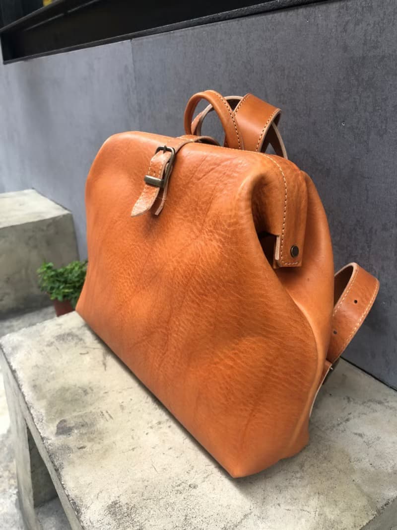 醫生後背包/醫生包  Color: 焦糖色 植鞣牛革製
