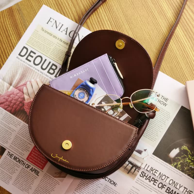 半月包斜背包 Eve Flap Bag 翻蓋手提包 / Choco Brown 巧克力