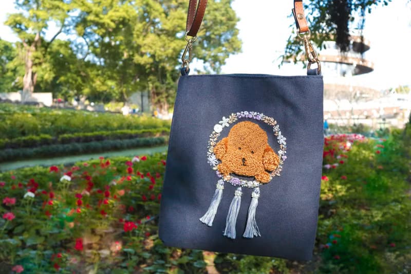 刺繡狗狗捕夢網斜揹袋 | 貴婦狗, 藍色