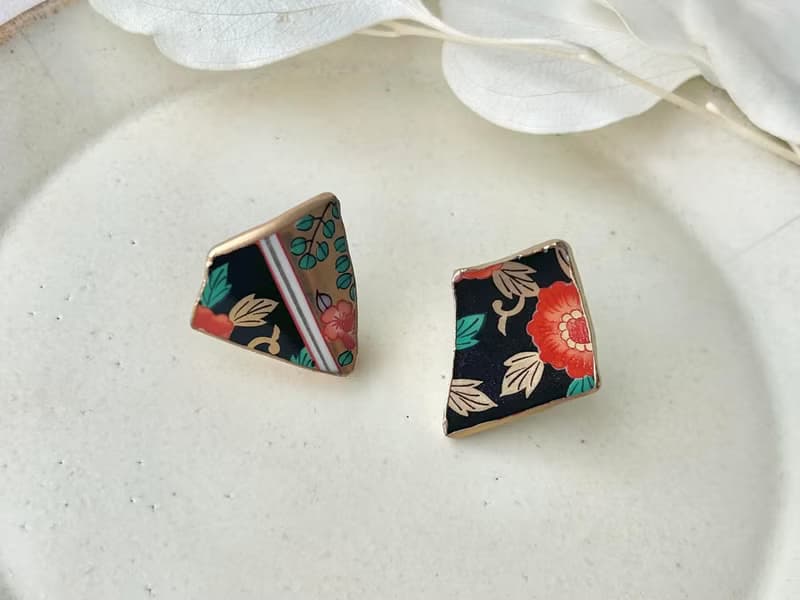 【金具が選べる】有田焼　金継ぎ　ピアス　イヤリング　赤　緑　金色　花柄　リーフ柄　伝統工芸　No.173