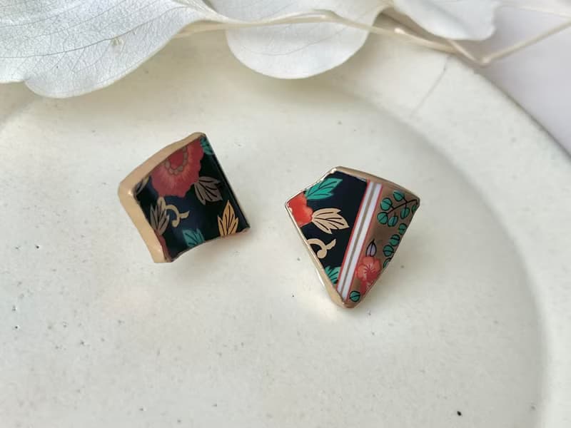 【金具が選べる】有田焼　金継ぎ　ピアス　イヤリング　赤　緑　金色　花柄　リーフ柄　伝統工芸　No.173