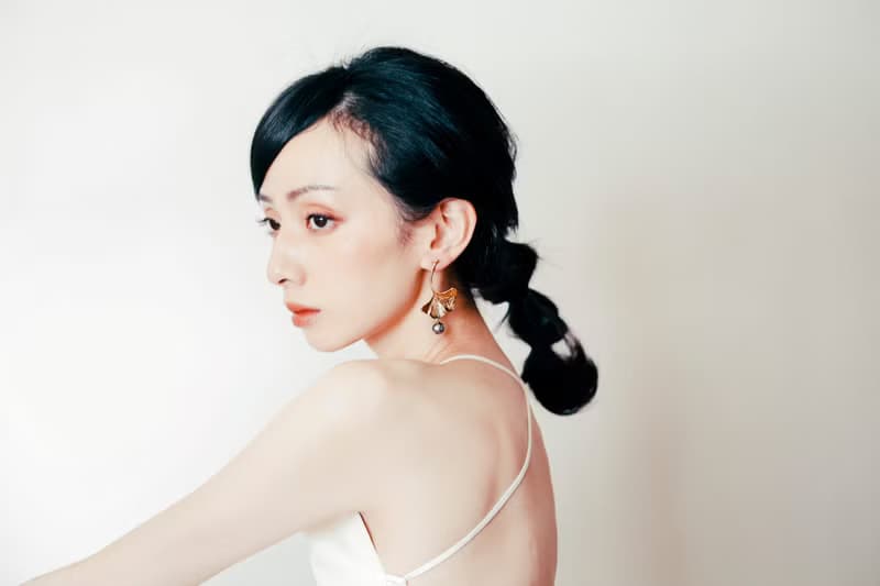COR-DATE / 不對稱銀杏葉耳環 / 灰