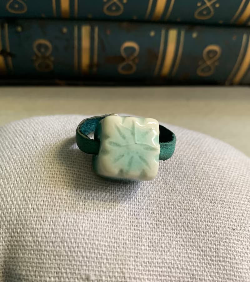 戒指 日本白瓷 自然釉色 無限看不膩色調 真皮革 藝術等級