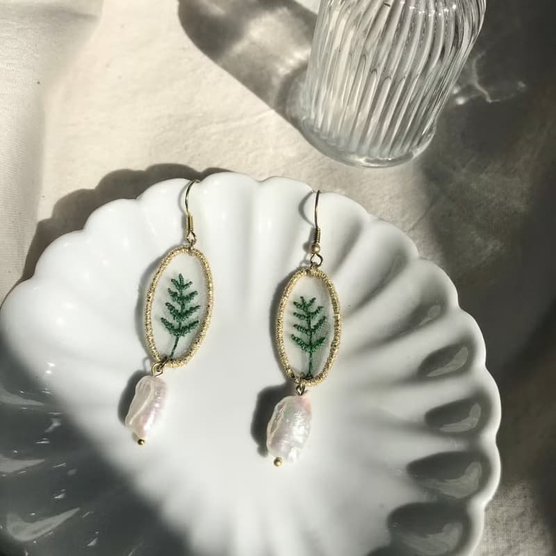 手作刺繡//金線復古蕨類珍珠耳環//可改夾式