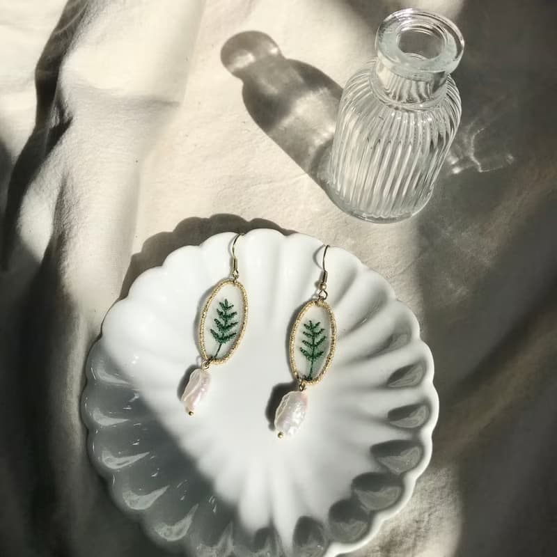 手作刺繡//金線復古蕨類珍珠耳環//可改夾式