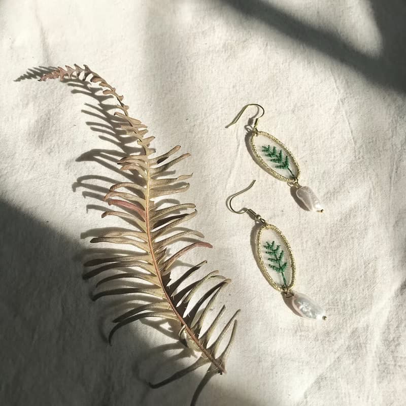 手作刺繡//金線復古蕨類珍珠耳環//可改夾式