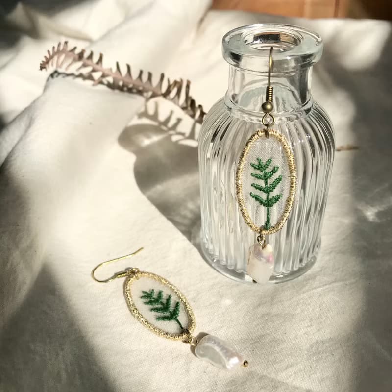 手作刺繡//金線復古蕨類珍珠耳環//可改夾式