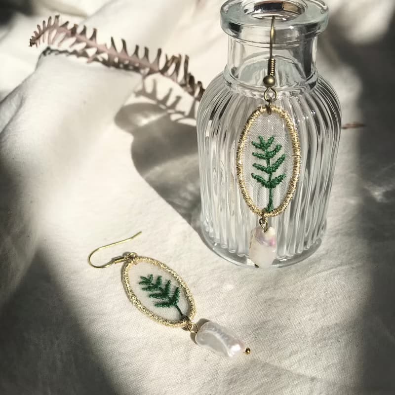 手作刺繡//金線復古蕨類珍珠耳環//可改夾式
