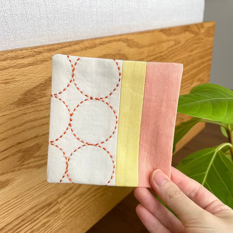 刺し子コースター2枚セット　オレンジ　丸　シンプル　北欧　イエロー　贈り物　誕生日　クリスマス　爽やか　カフェ　コーヒー　紅茶　刺繍