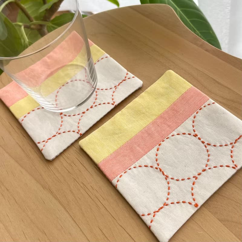 刺し子コースター2枚セット　オレンジ　丸　シンプル　北欧　イエロー　贈り物　誕生日　クリスマス　爽やか　カフェ　コーヒー　紅茶　刺繍