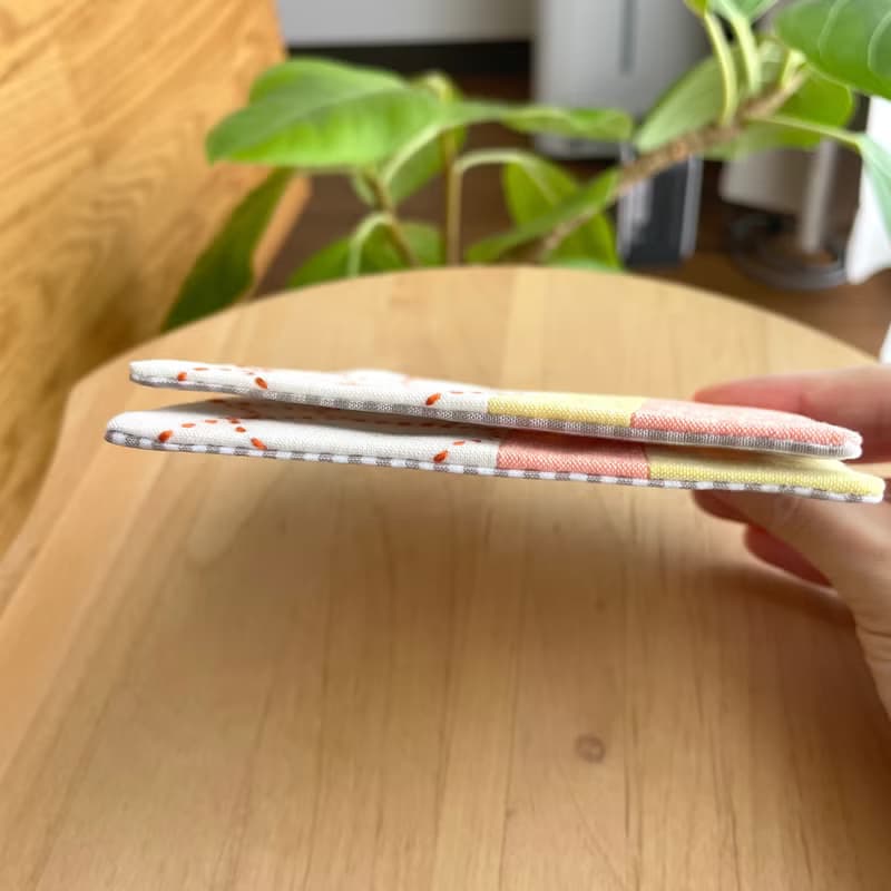 刺し子コースター2枚セット　オレンジ　丸　シンプル　北欧　イエロー　贈り物　誕生日　クリスマス　爽やか　カフェ　コーヒー　紅茶　刺繍