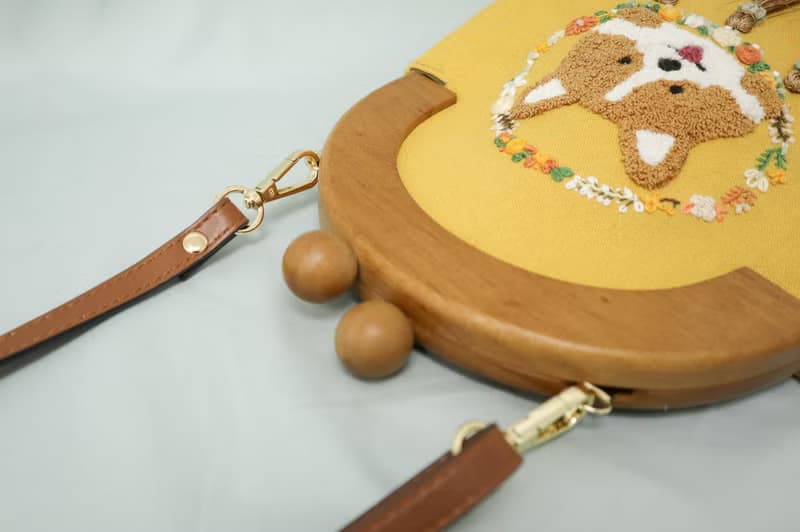 刺繡狗狗捕夢網口金包 | 柯基犬, 黃色