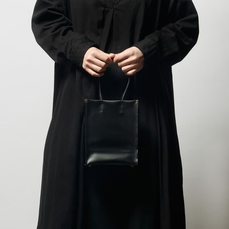 【shopper mini black】トートバッグ/紙袋/ラミネートキャンバス/持ち手レザー/シンプル/底鋲/自立