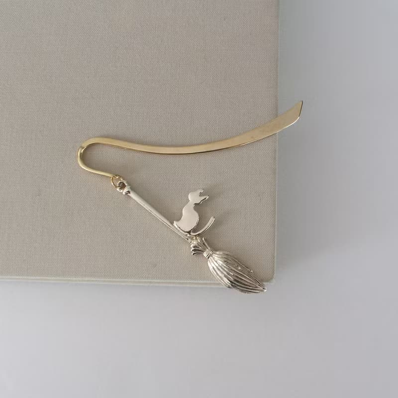 Cat bookmarks on brooms, bookmarks, gold, bookmarks, cats, graduation ceremonies