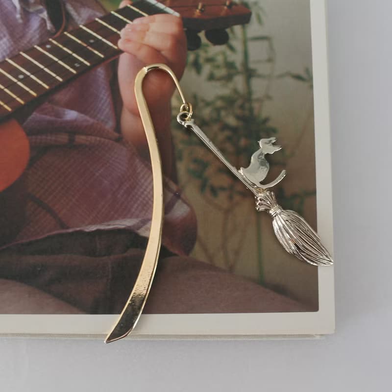 Cat bookmarks on brooms, bookmarks, gold, bookmarks, cats, graduation ceremonies