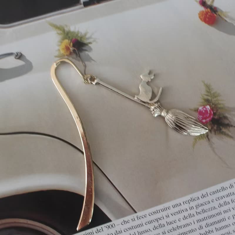 Cat bookmarks on brooms, bookmarks, gold, bookmarks, cats, graduation ceremonies