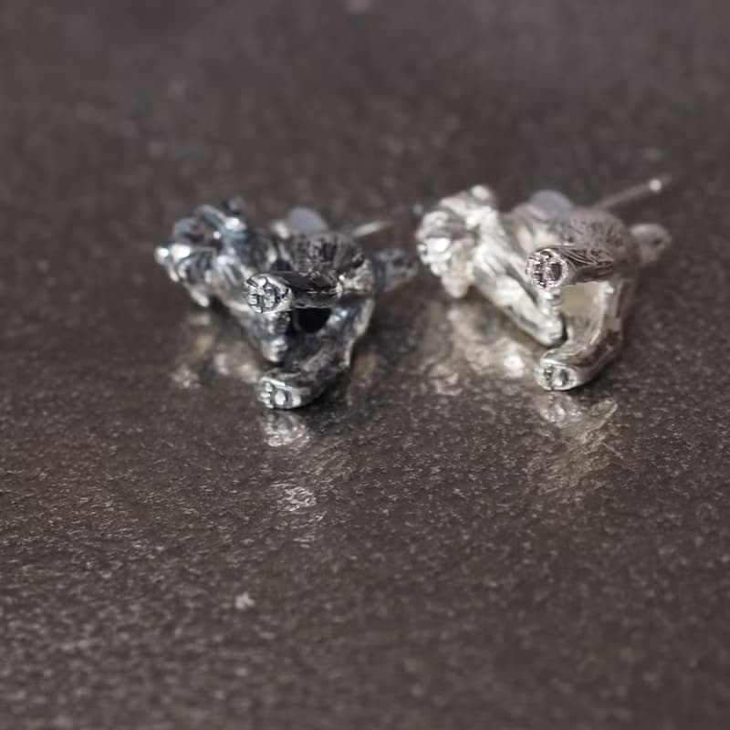 ラブラドールSilver犬ピアス 片耳 黒ラブ 白ラブ