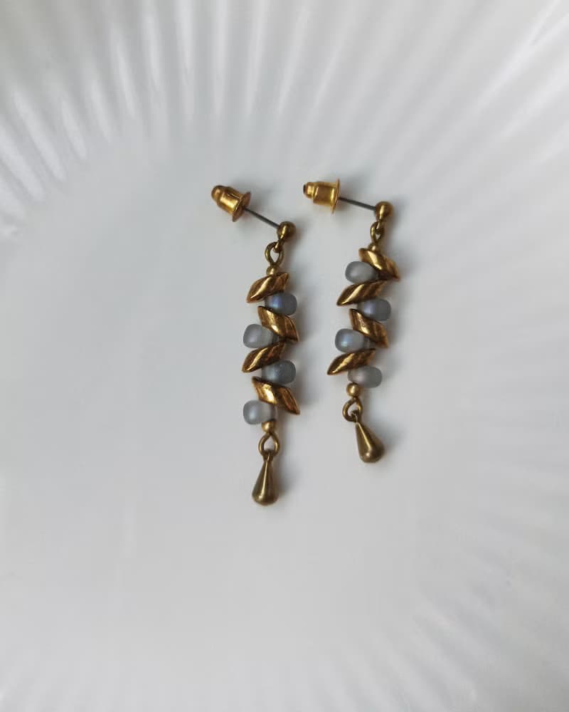 果實水滴短耳環 / 灰與銅