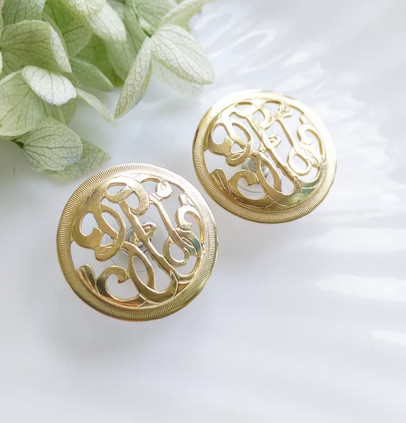 Vintage Jewelry 西洋古董飾品 花形字體 簍空 針式耳環