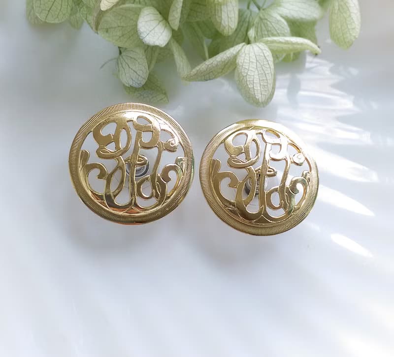 Vintage Jewelry 西洋古董飾品 花形字體 簍空 針式耳環