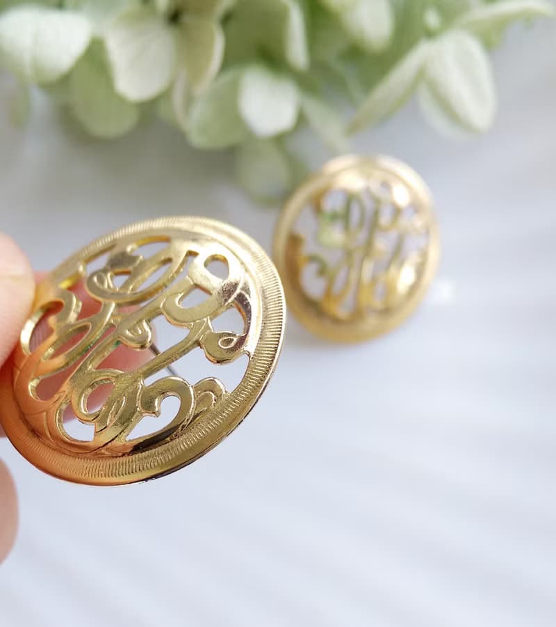 Vintage Jewelry 西洋古董飾品 花形字體 簍空 針式耳環