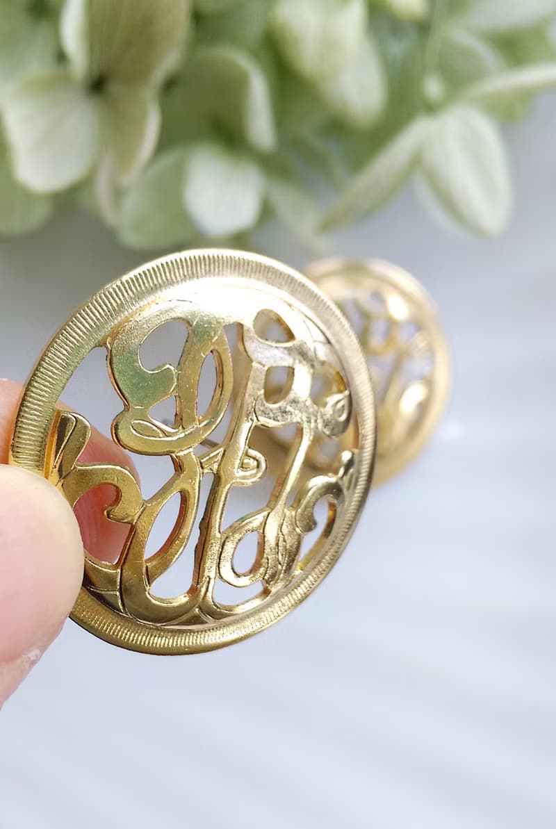 Vintage Jewelry 西洋古董飾品 花形字體 簍空 針式耳環