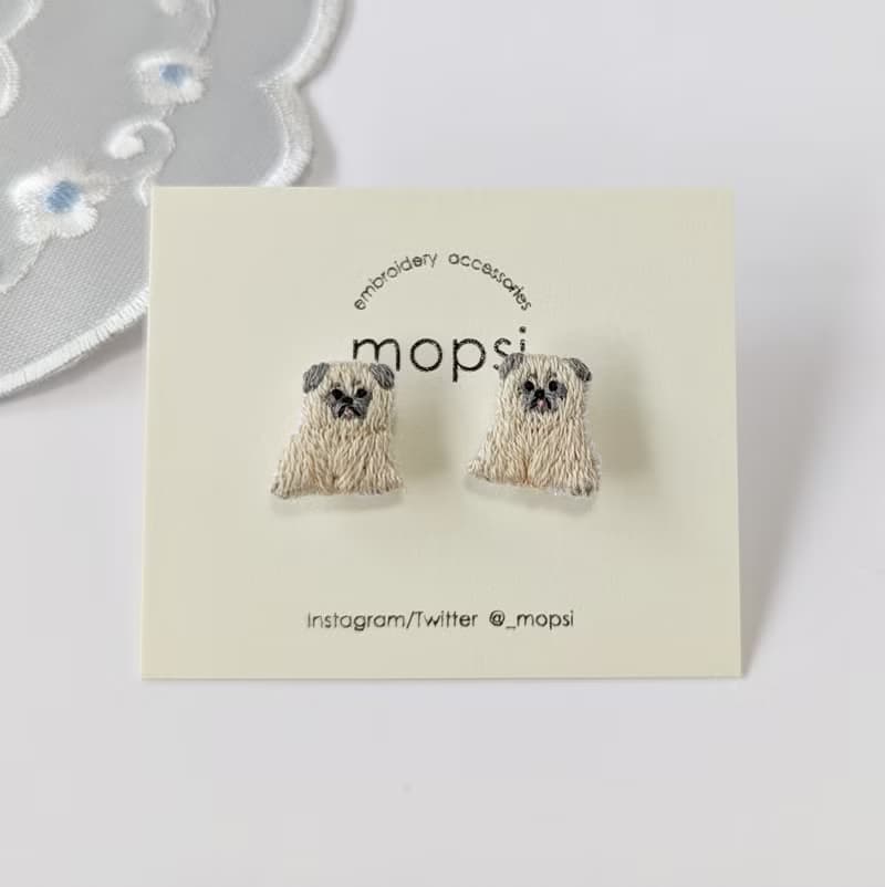 パグ座り　刺繍ピアス/イヤリング